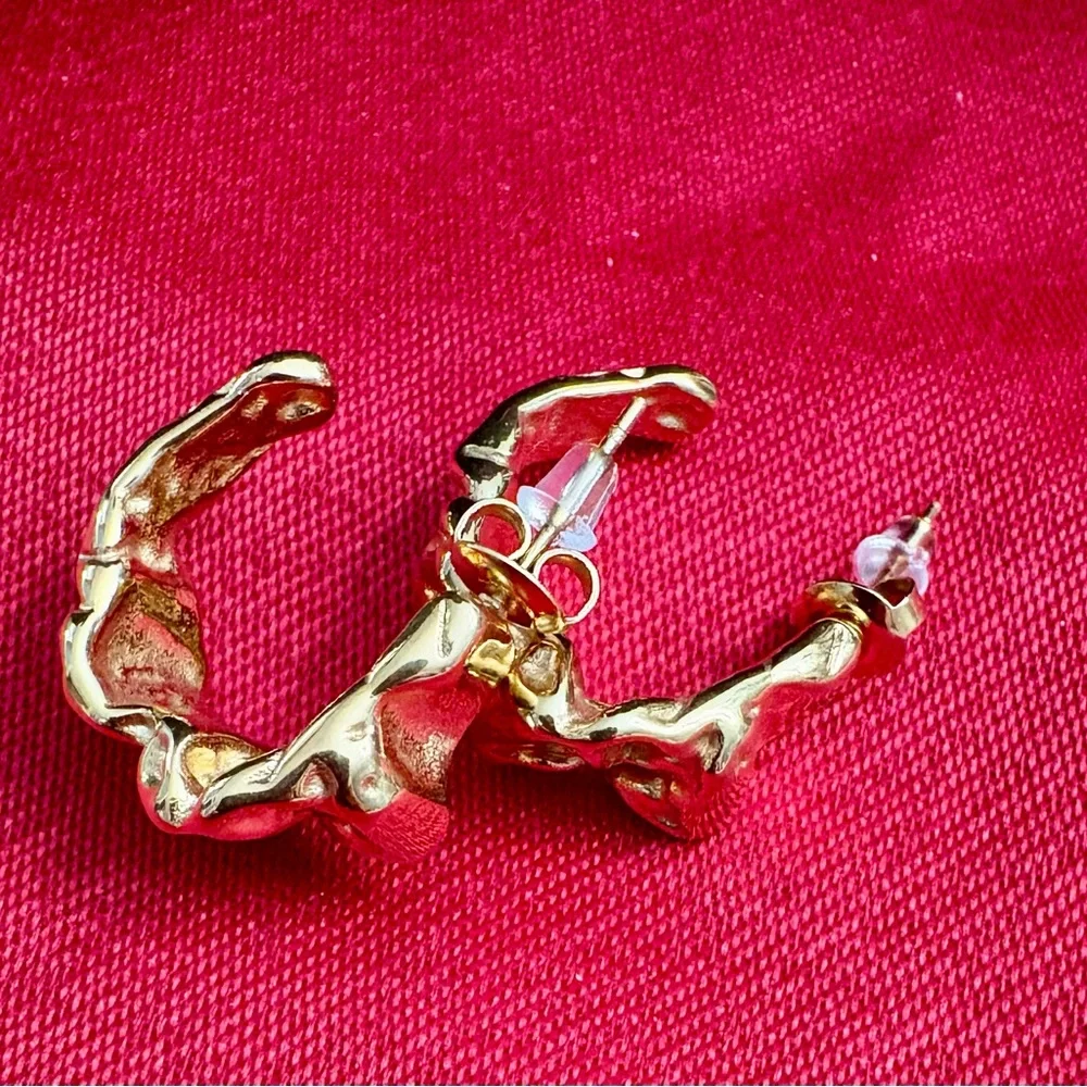 Gorgeous 18k PVD medium size chunky hoops! Waterproof and Tarnish-proof.